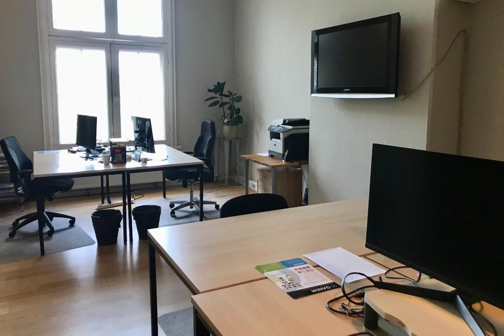 Afbeelding met
                tekst, muur, binnen, vloer Automatisch gegenereerde
                beschrijving