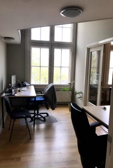 Afbeelding met
                vloer, binnen, muur, venster Automatisch gegenereerde
                beschrijving