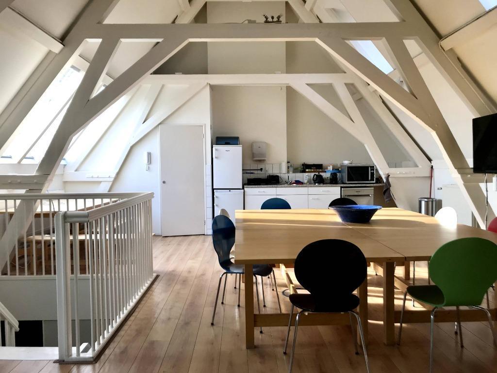 Afbeelding met vloer, binnen, plafond, kamer
                  Automatisch gegenereerde beschrijving