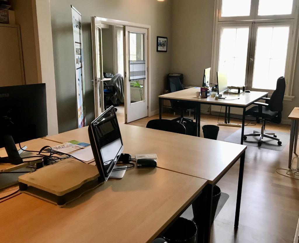 Afbeelding met
                tekst, vloer, binnen, muur Automatisch gegenereerde
                beschrijving