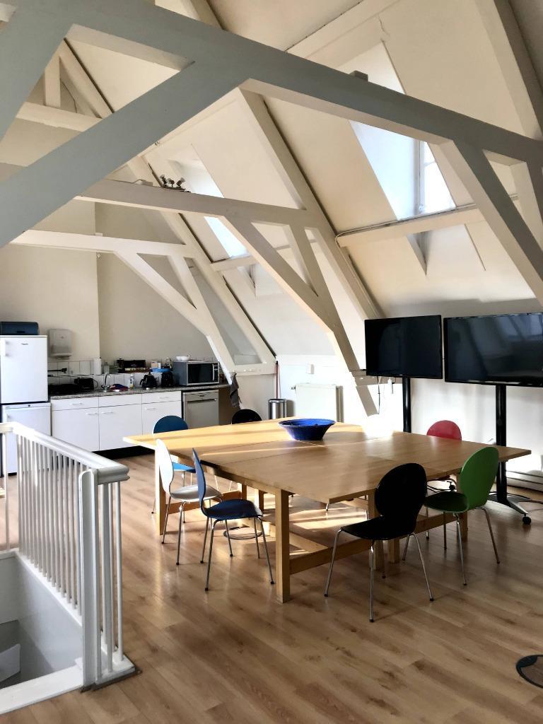 Afbeelding met binnen, vloer, muur, kamer
                  Automatisch gegenereerde beschrijving